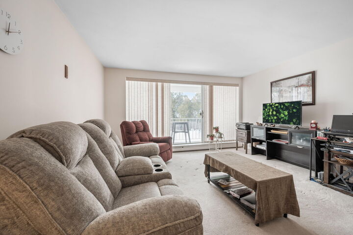 Property Photo:  937 W Heritage Ct 201  WI 53092 