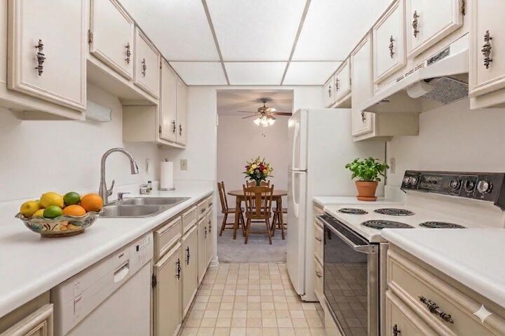 Property Photo:  937 W Heritage Ct 201  WI 53092 