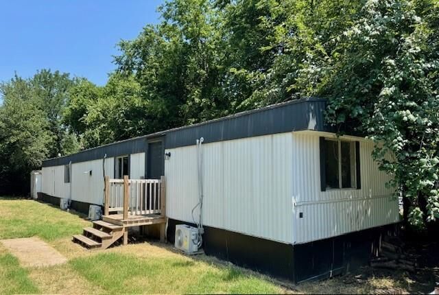 Property Photo: 914 Pawnee Trail TX 76048