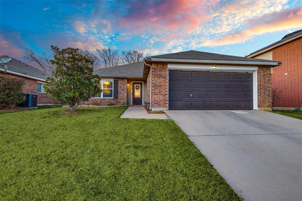 Property Photo:  656 Condor Trail  TX 76131 