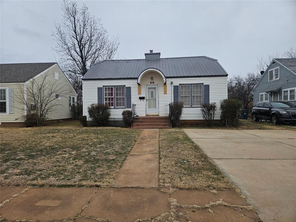 Property Photo:  808 N 11th Street  OK 73542 