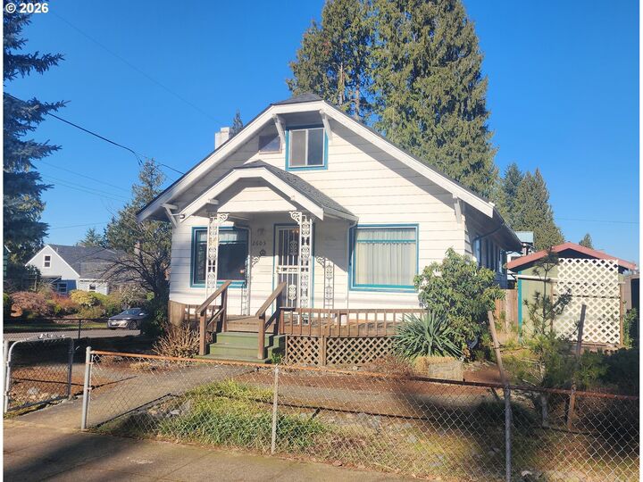 Property Photo:  2605 NE Jarrett St  OR 97211 