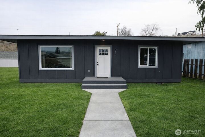Property Photo:  919 E Johnson Avenue  WA 98816 