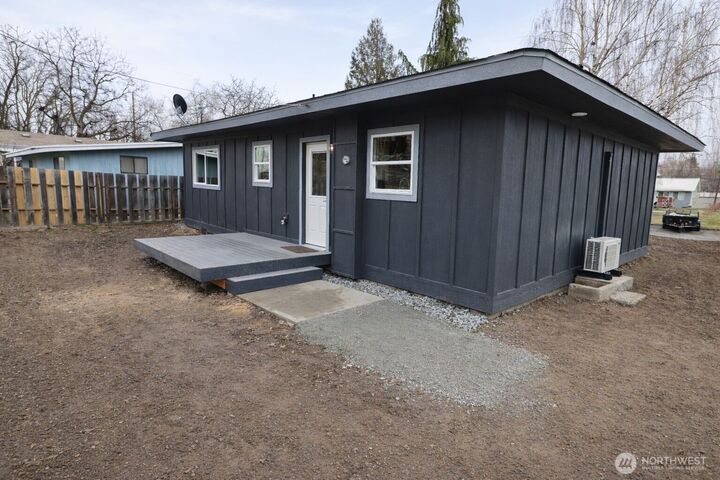 Property Photo: 919 E Johnson Avenue WA 98816