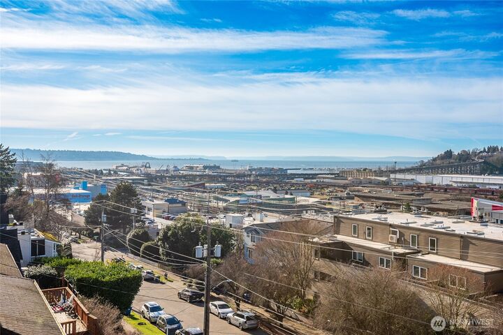 Property Photo:  2253  Gilman Drive W 406  WA 98119 