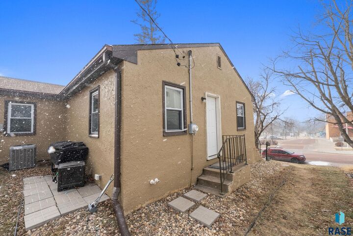 Property Photo:  608 S Highland Ave  SD 57103 