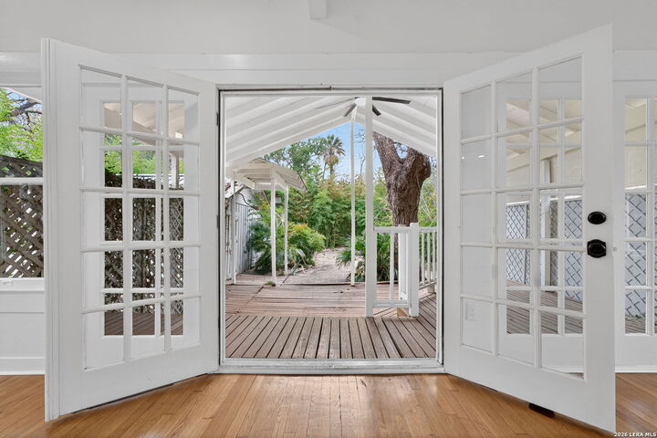 Property Photo: 214 Ira TX 78209