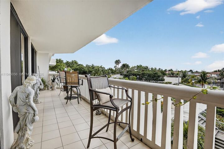 Property Photo:  1000 W Island Blvd 312  FL 33160 