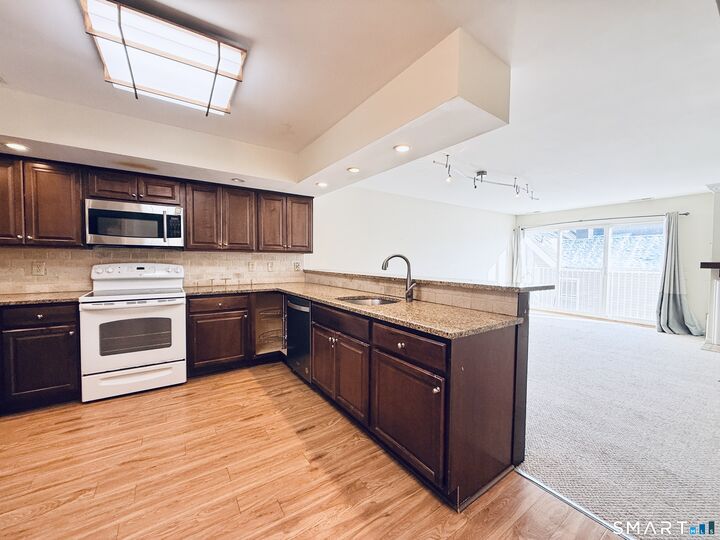 Property Photo:  1400 Bedford Street 11  CT 06905 