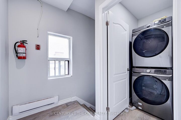 Photo de la propriété: 850 Carlaw Avenue 3rd Flr ON M4K 3L3