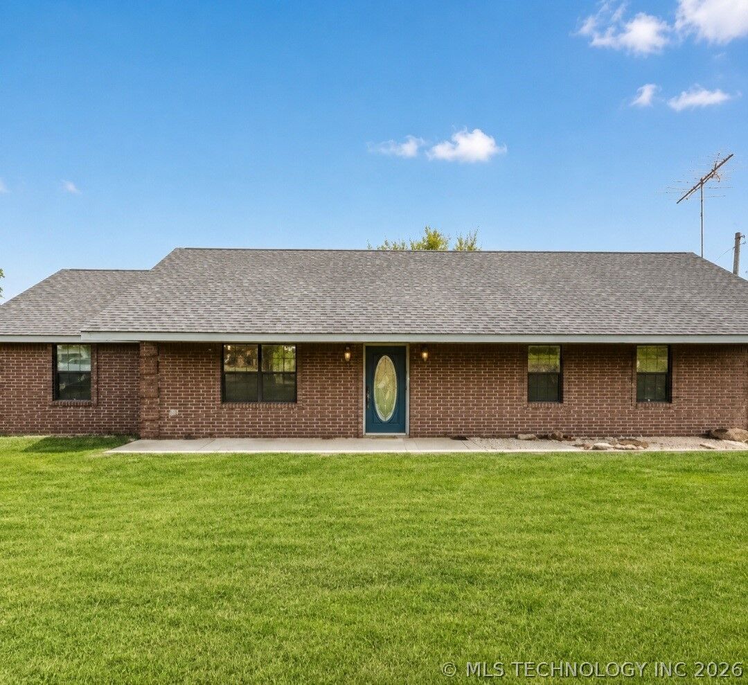 Property Photo:  711 E Iowa Street  OK 74472 
