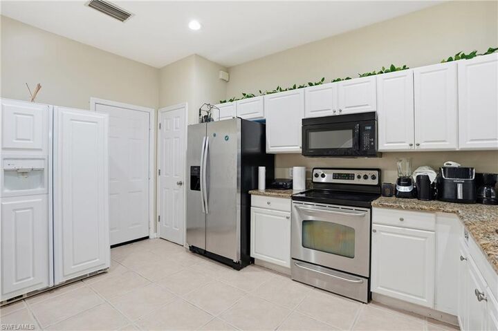 Property Photo: 1013 Hampton Cir 127 FL 34105