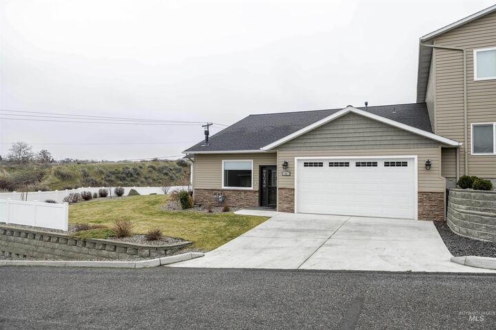 Property Photo: 910 Vineland Dr 6 WA 99403