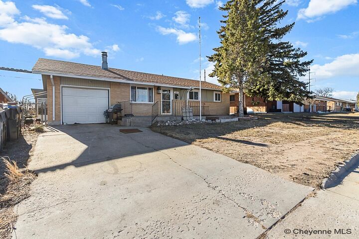 Property Photo:  1409 W Jefferson Rd  WY 82007 