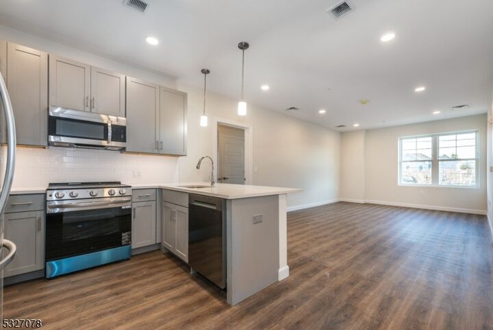 Property Photo:  515 Union Blvd 28  NJ 07512 