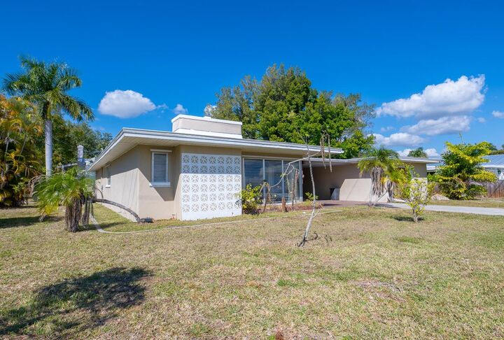 Property Photo:  410 W Charlotte Avenue  FL 33950 