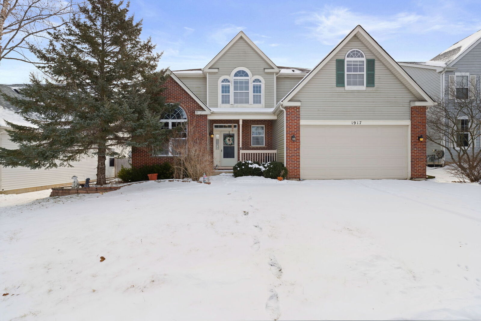 Property Photo: 1917 W River Oaks Drive IL 60073