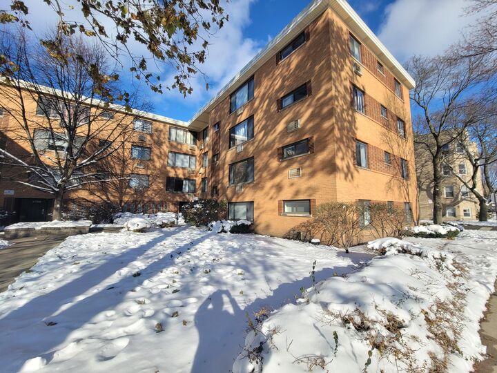 Property Photo:  2700 W Lunt Avenue 201  IL 60645 