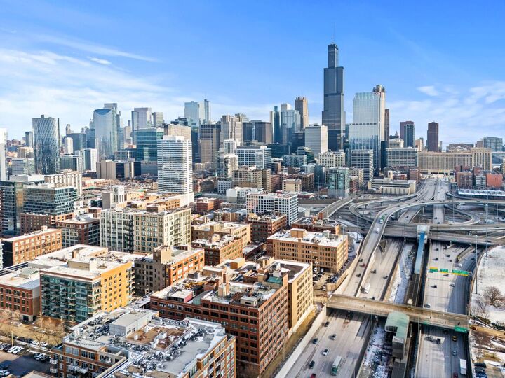 Property Photo: 913 W Van Buren Street 4A IL 60607