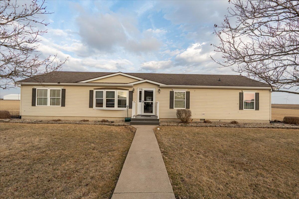 Property Photo: 26151 E 2500 North Road IL 61753