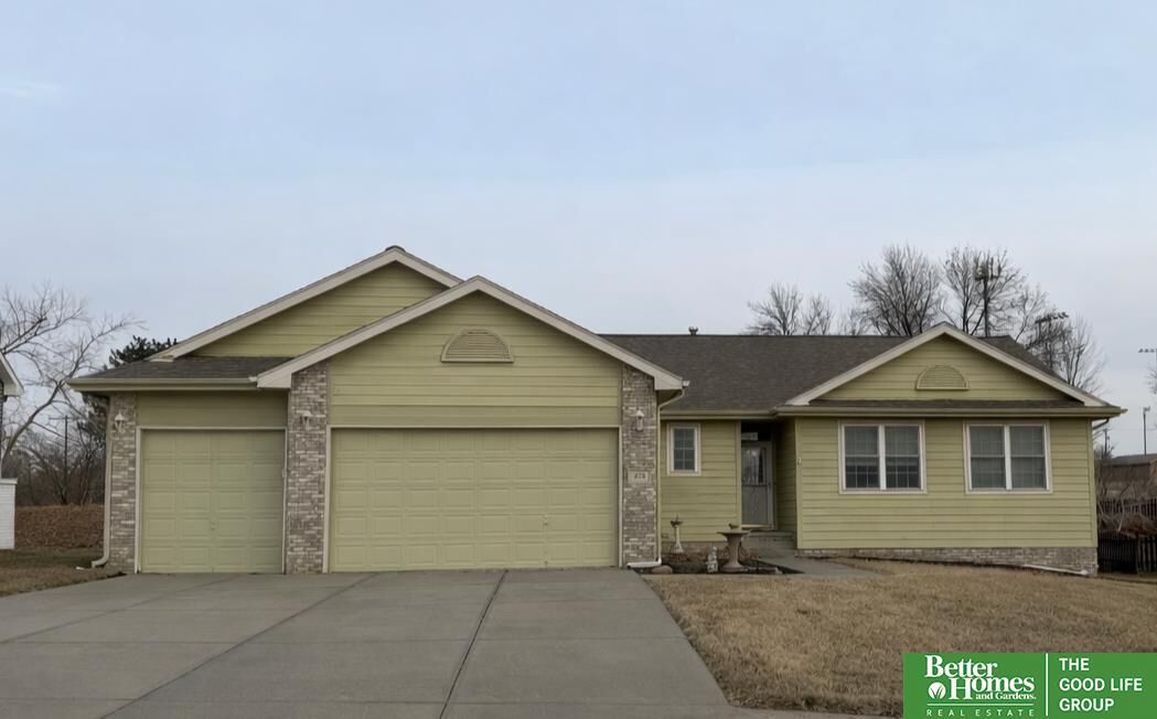 Property Photo:  604 Maple Street  NE 68059 