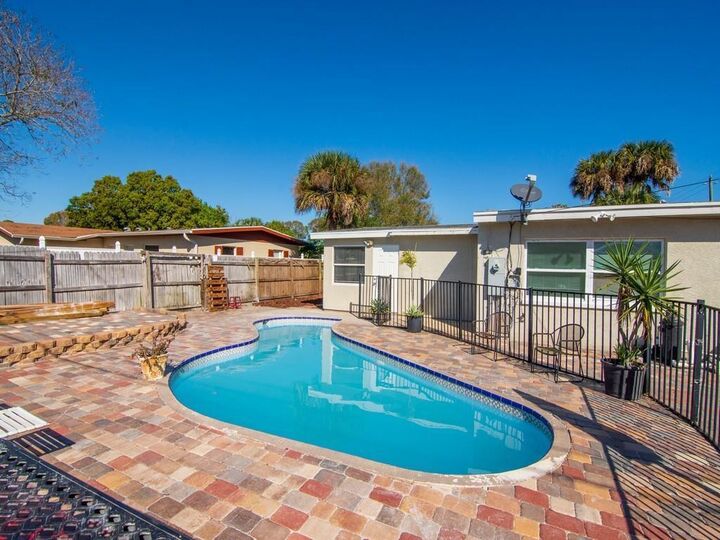 Property Photo: 703 5th Place SW FL 32962
