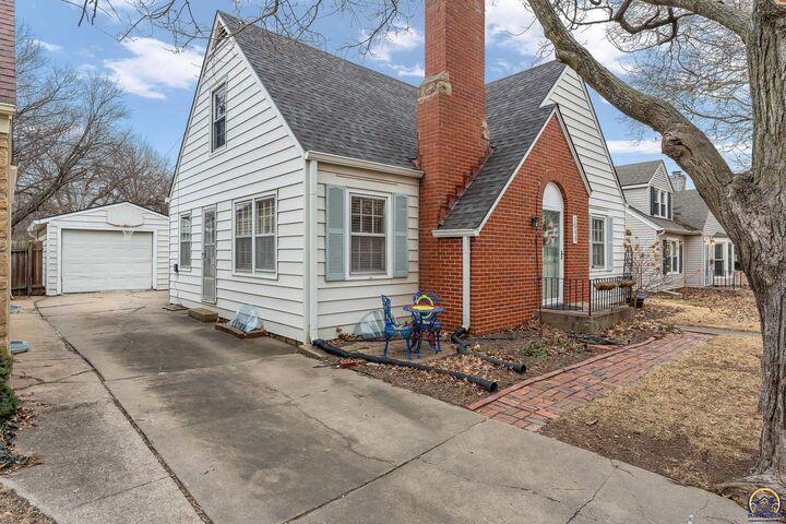 Property Photo:  1944 SW Bowman Ct  KS 66604 