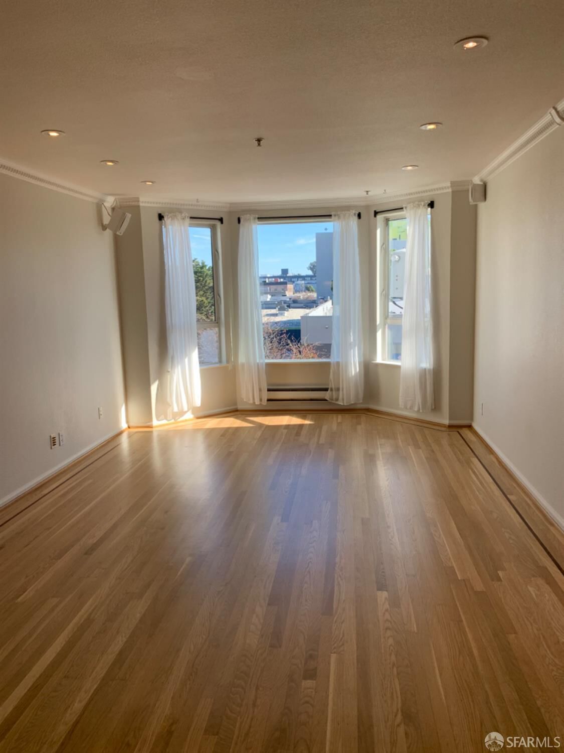 Property Photo:  550 S Van Ness Avenue 301  CA 94110 