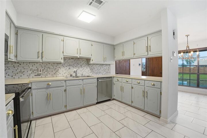 Property Photo: 4703 W Quail Hollow Drive W LA 70605