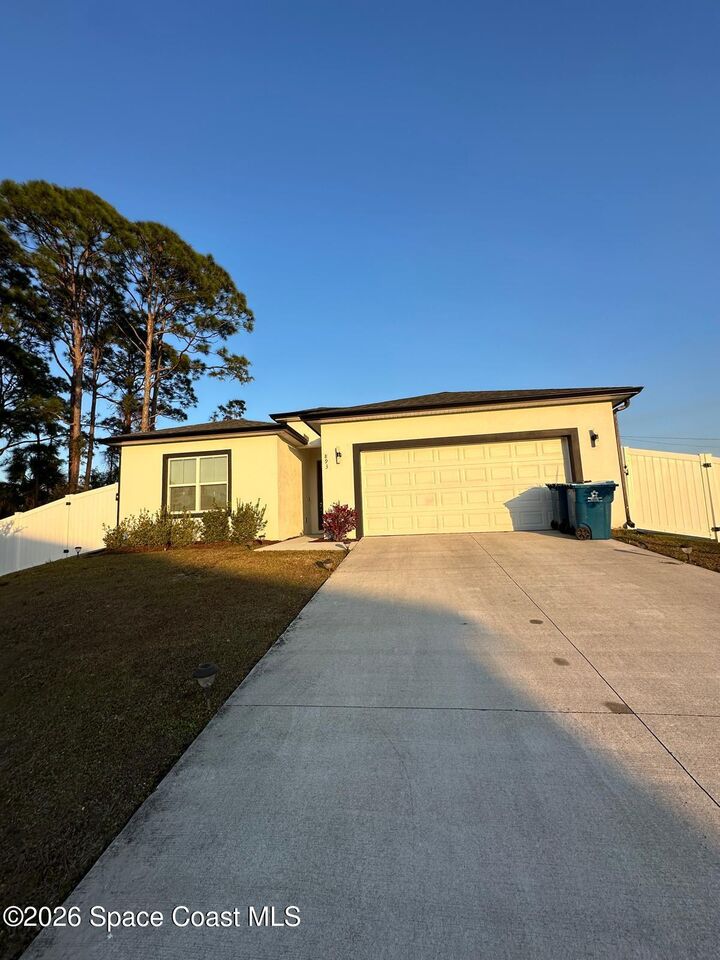 Property Photo: 893 Altura Avenue SE FL 32909