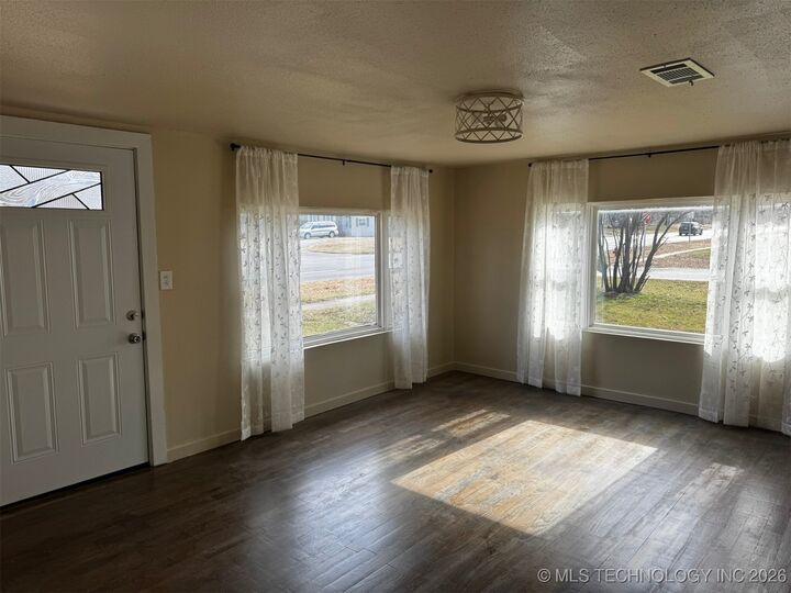 Property Photo:  712 S McQuarrie Avenue  OK 74467 