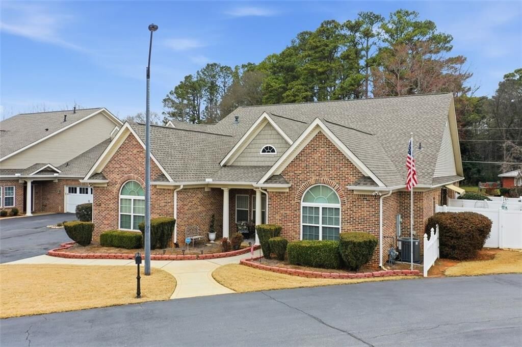 Property Photo:  995 Savannah Commons Drive NE 6  GA 30144 