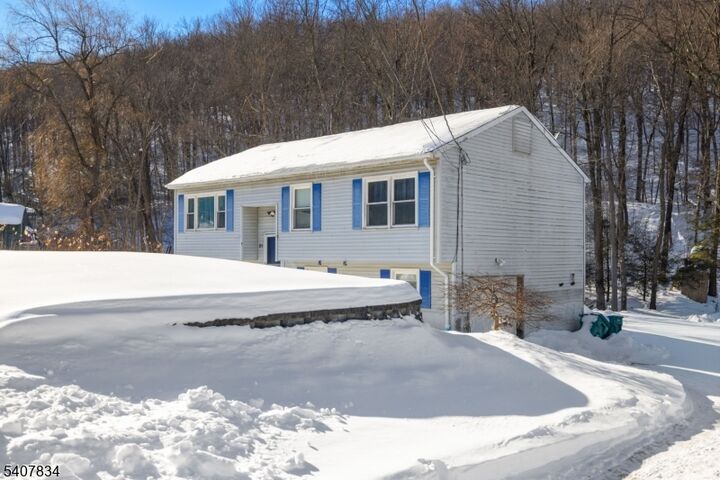 Property Photo:  31 Meadow Ln  NJ 07462 