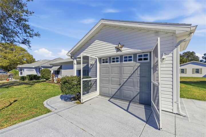 Property Photo:  529 Valencia Place  FL 32159 