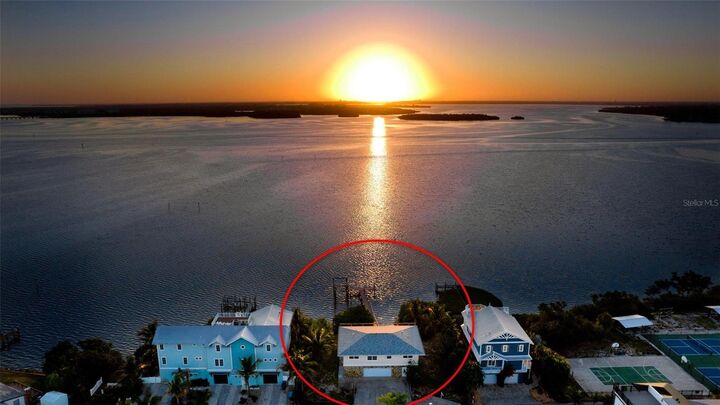 Property Photo: 2512 Avenue A FL 34217