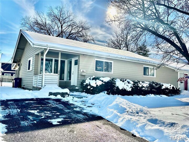 Property Photo:  844 Queen Anne Place  MO 63122 