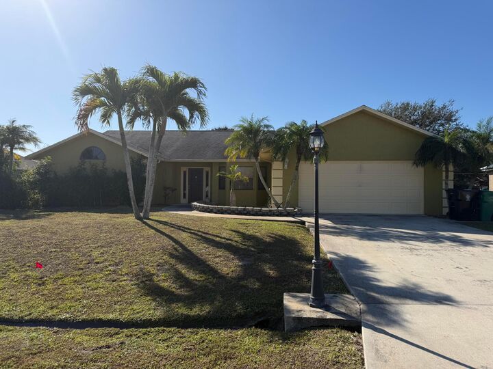 Property Photo:  222 SW Fairchild Avenue  FL 34984 