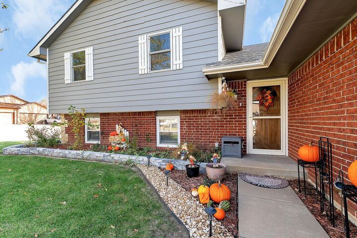 Property Photo: 1613 E Horizon Dr KS 67037