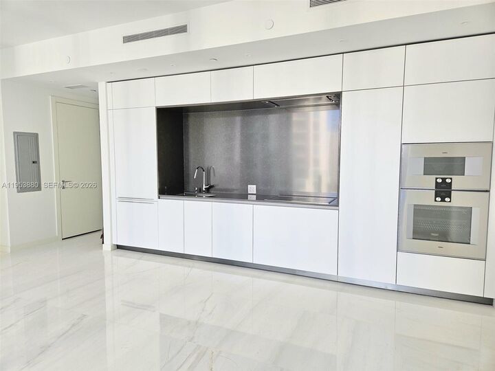 Property Photo:  300 Biscayne Boulevard Way 2208W  FL 33131 