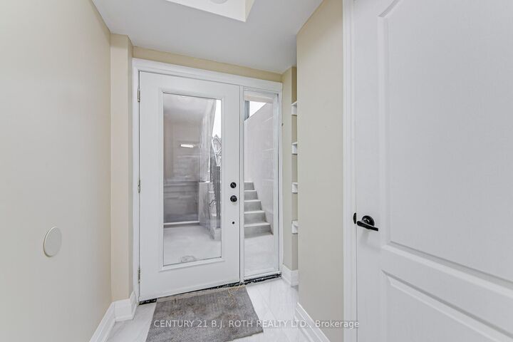 Property Photo:  98 Peel Street 1  ON L4M 3K7 