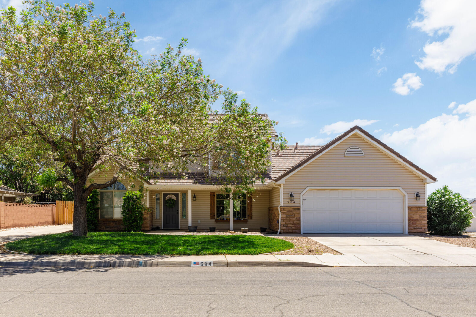 Property Photo: 584 E Meadow Ln UT 84780