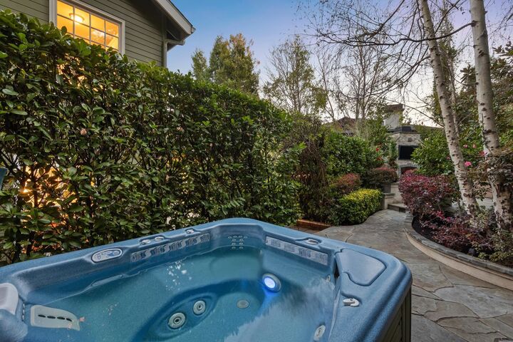 Property Photo:  165 Cross Rd  CA 94618 