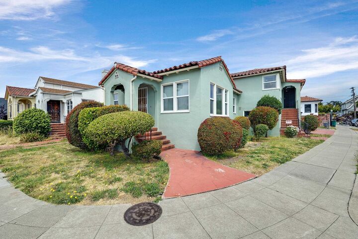 Property Photo:  5707 Carberry Ave  CA 94609 