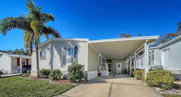 Property Photo:  112 Oakwood Boulevard  FL 34237 