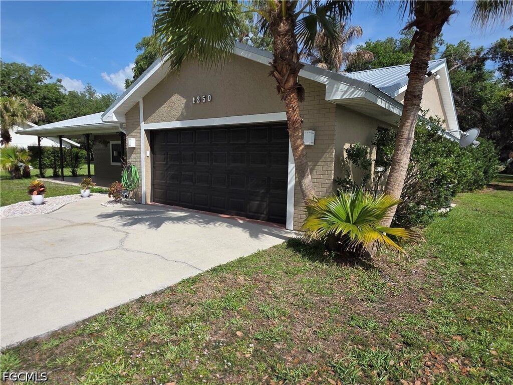 Property Photo: 1250 Riverbend Drive FL 33935