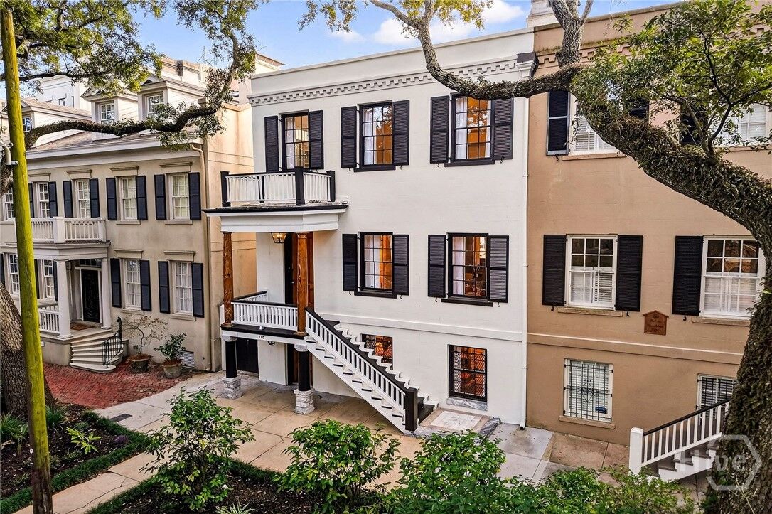 Property Photo: 215 E Jones Street GA 31401