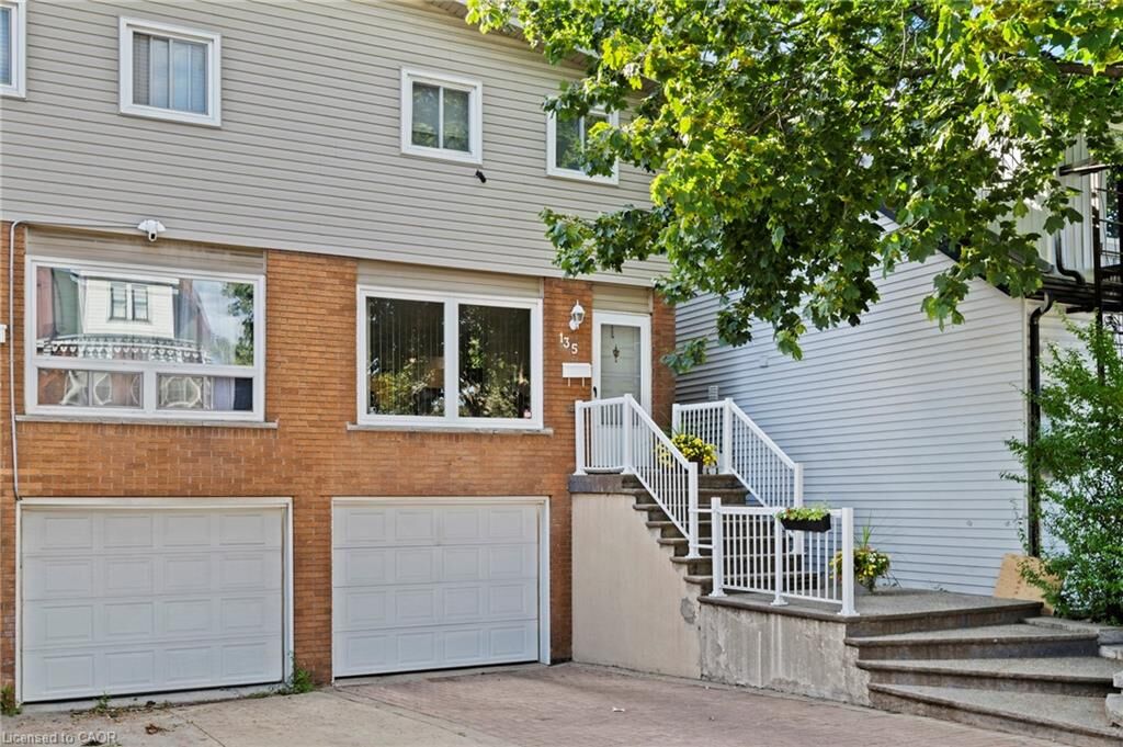 Photo de la propriété:  135 West Avenue N  ON L8L 5C4 