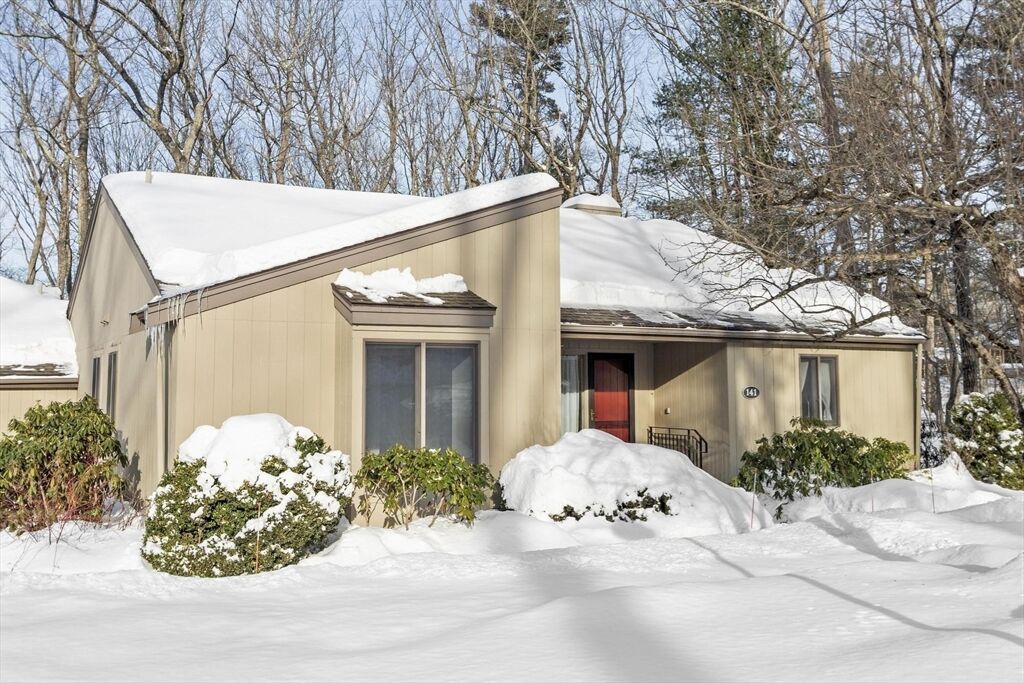 Property Photo:  141 Chestnut Cir 141  MA 01773 