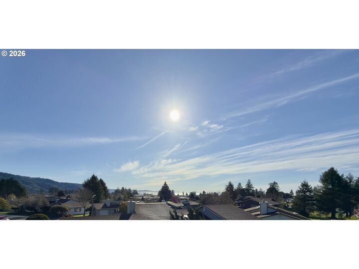 Property Photo:  825 Brookhaven Dr B  OR 97415 