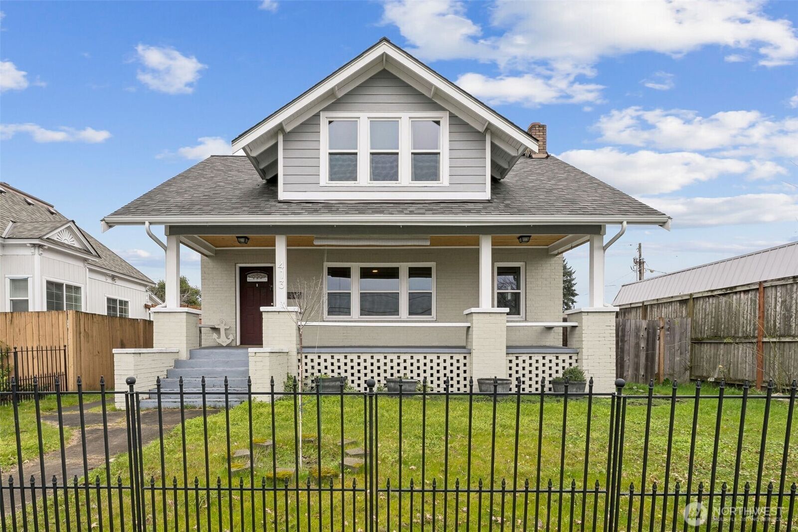 Property Photo:  413  2nd Street NE  WA 98372 